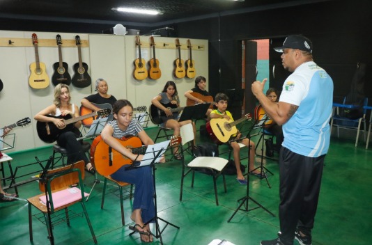 Senador Canedo oferece aulas gratuitas de violão para todas as idades