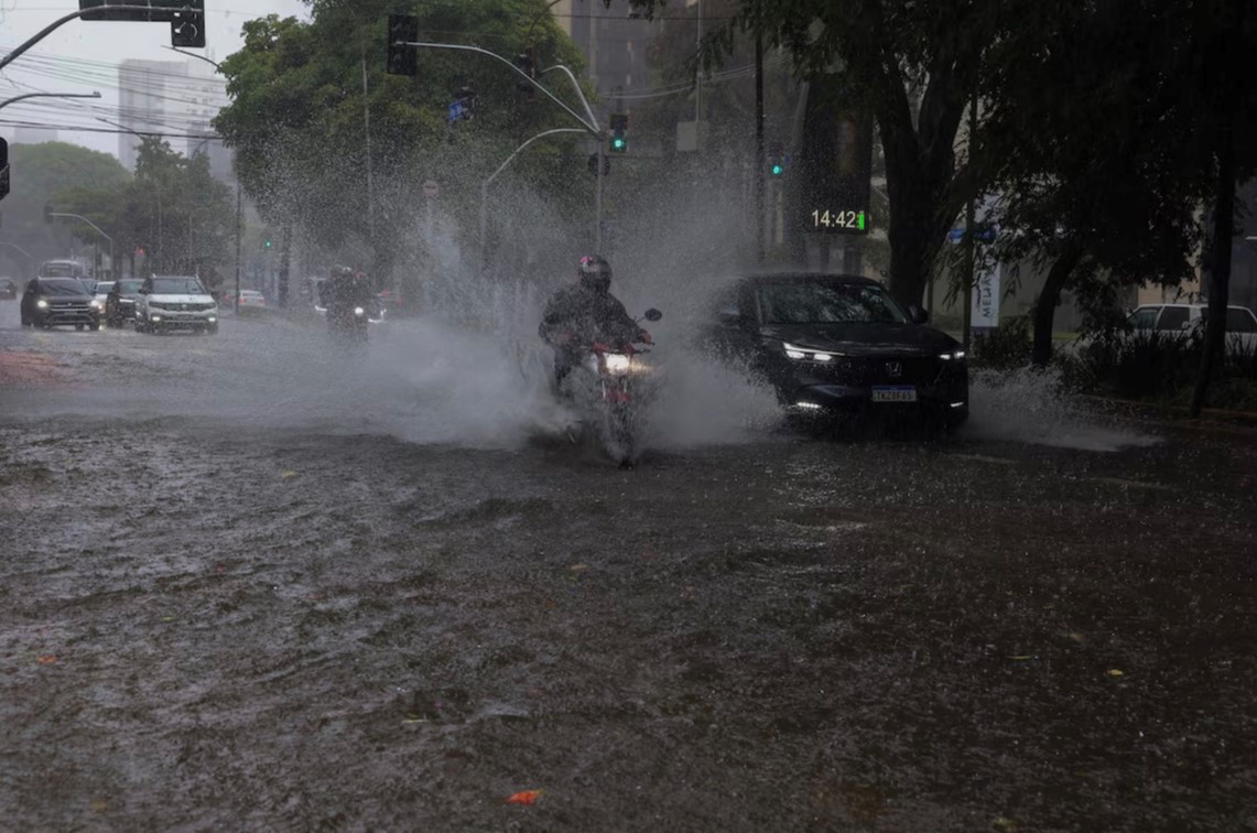 Cimehgo alerta 188 municípios de Goiás para temporais com chuvas intensas, ventos fortes e risco de alagamentos