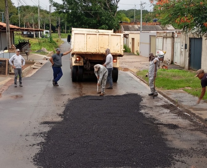 Tapa-buraco é intensificado durante período chuvoso em Senador Canedo e alcança diversos bairros