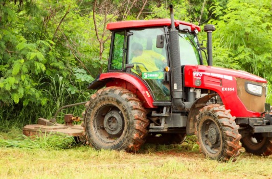 Prefeitura intensifica roçagem mecanizada em diversos bairros de Senador Canedo