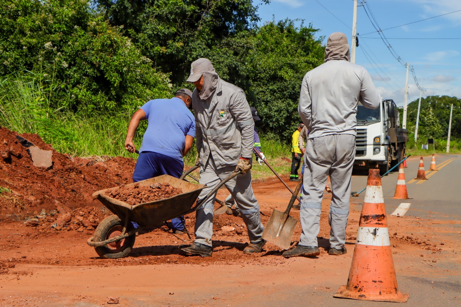 Tapa-buraco avança em três regiões de Senador Canedo
