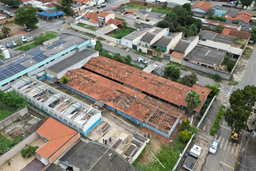 Demolição da Escola Walderico Nery Blamires é iniciada para reconstrução da unidade em Senador Canedo