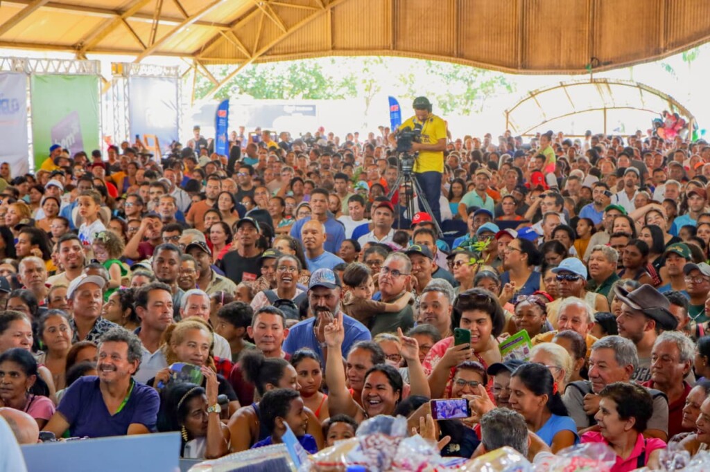 Avança Canedo supera 8 mil atendimentos e reúne milhares de moradores na Praça Criativa Central
