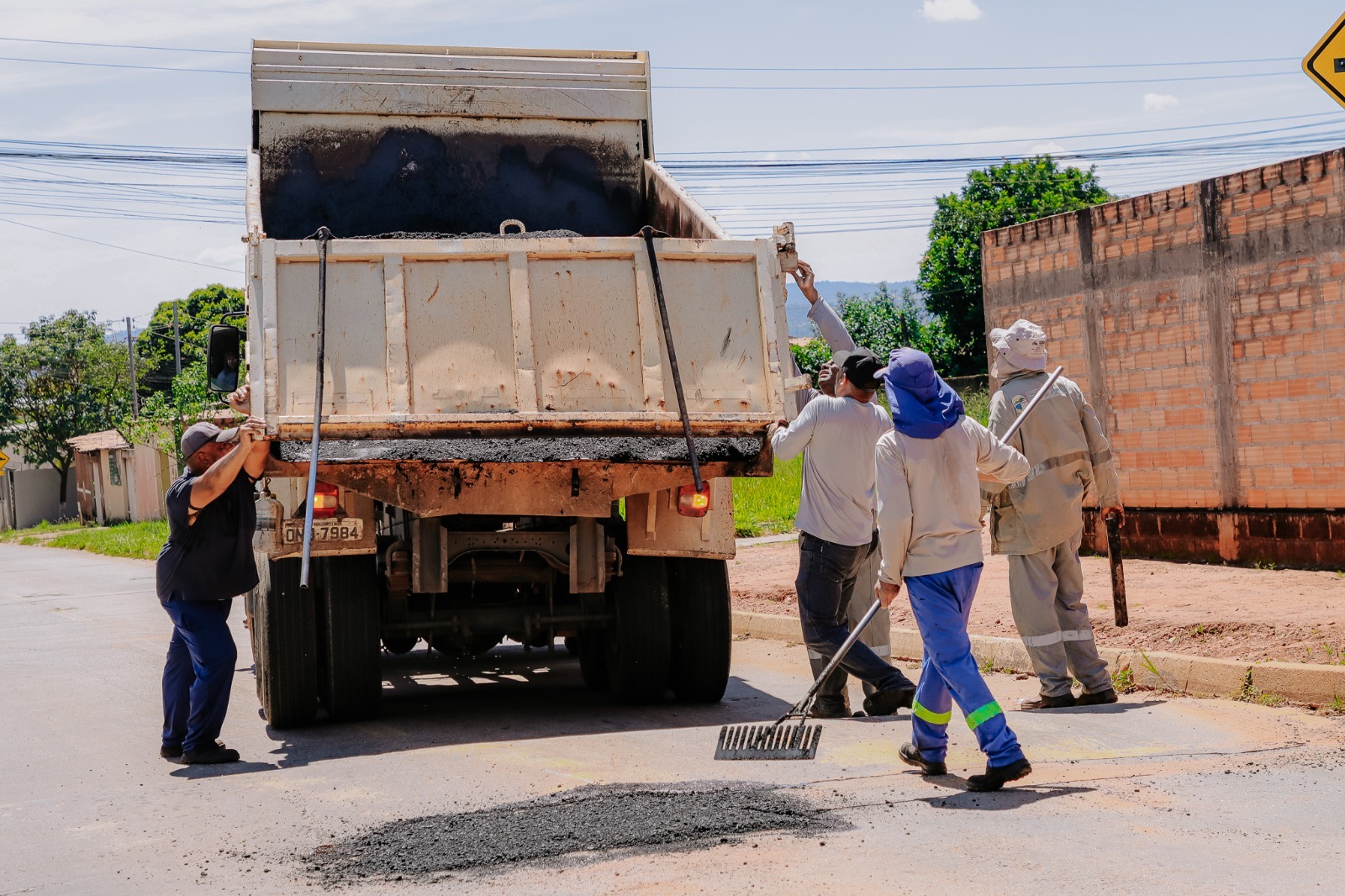 Operação tapa-buraco recupera vias em três bairros de Senador Canedo