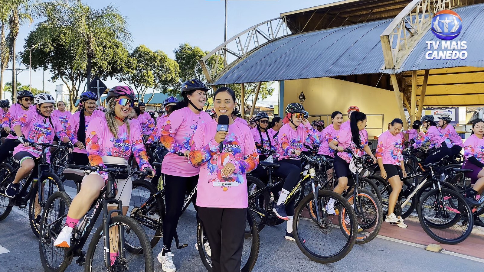 Evento Pedalando com Elas reúne centenas de ciclistas para celebrar o Mês da Mulher