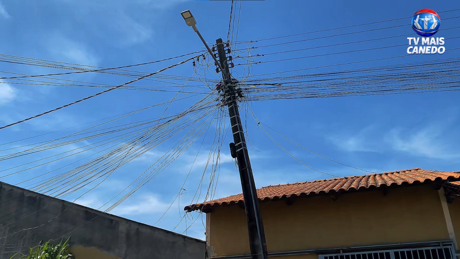 Morador de Senador Canedo solicita reparo de poste e retirada de árvores
