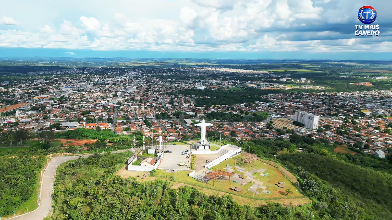 Trend do drone em Senador Canedo destaca as belezas naturais do Morro de Santo Antônio