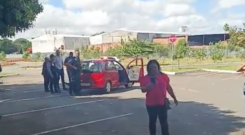 Acidente em prova do Detran-GO deixa feridos após candidata perder controle do carro durante exame