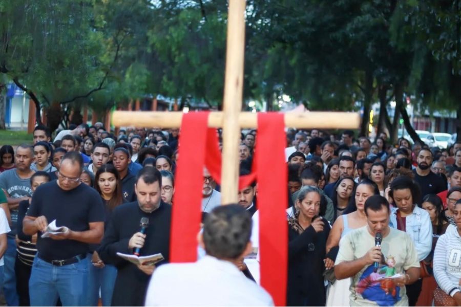 Sexta-feira Santa emociona fiéis em Senador Canedo com Via Sacra Penitencial