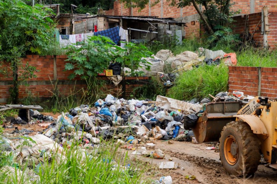 Prefeitura realiza limpeza em lote com acúmulo irregular de lixo no Setor Buriti