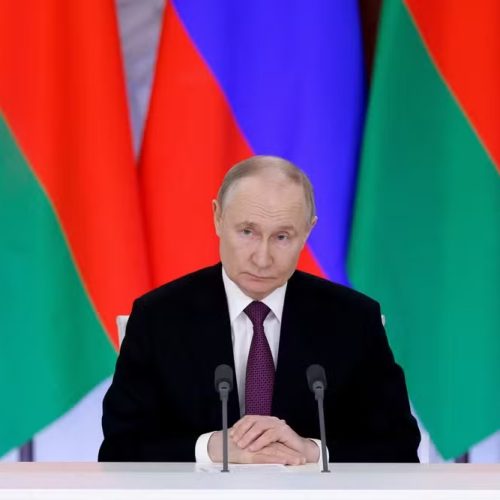 Putin aceita discutir cessar-fogo de 30 dias, mas impõe condições e desconfia de intenções dos EUA