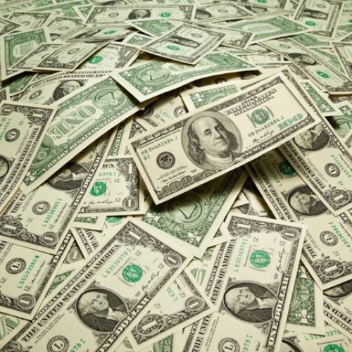 Dólar sobe e fecha semana decisiva para inflação, empregos e PIB no Brasil e EUA