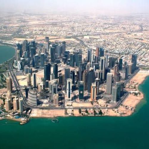 Qatar Ameaça Suspender Fornecimento de Gás à União Europeia por Sanções de Nova Lei Ambiental e Trabalhista
