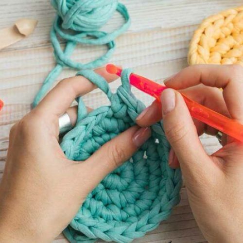 Encontro de crocheteiras promove aprendizado e empreendedorismo feminino