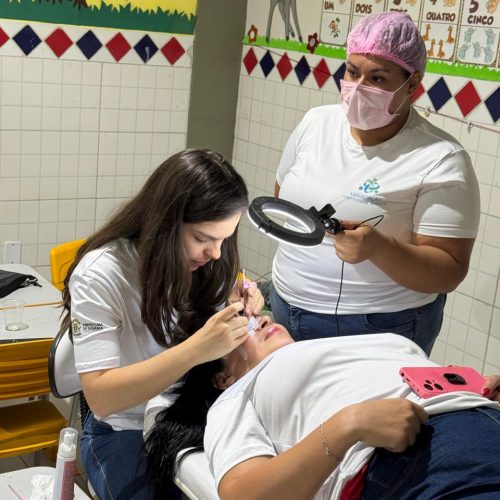 Cursos gratuitos na área da beleza formam novos profissionais e fortalecem setor que movimenta R$ 31,7 bilhões no País