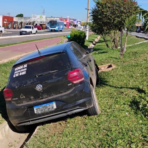 Condutora cochila ao volante e carro sai da pista na Avenida Dom Emanuel em Senador Canedo
