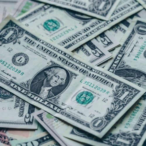 Dólar oscila e cai para R$ 5,81 em meio à “guerra da Ptax” e cenário econômico incerto
