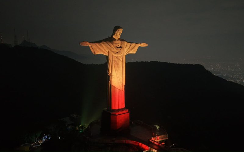 Cristo Redentor ganha cores especiais para anunciar o Totus Tuus Mariae Festival 2026 em homenagem à Nossa Senhora de Guadalupe