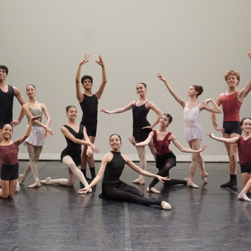 Jovens bailarinos goianos representam o Brasil na final do maior concurso de balé juvenil do mundo, nos EUA