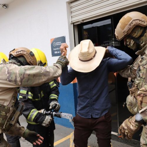 Homem tenta atear fogo ao próprio corpo em protesto na Equatorial de Senador Canedo