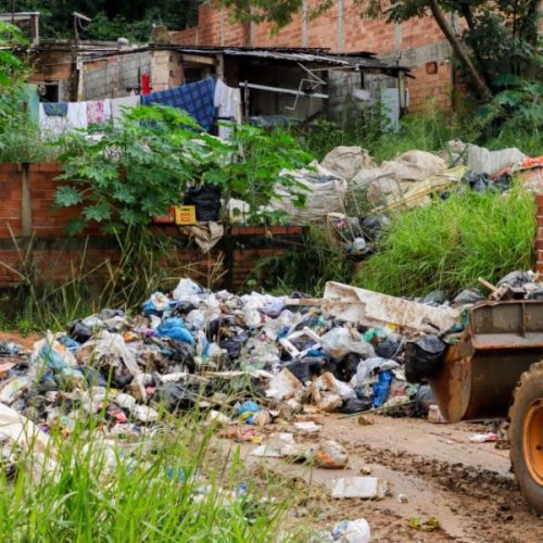 Prefeitura realiza limpeza em lote com acúmulo irregular de lixo no Setor Buriti