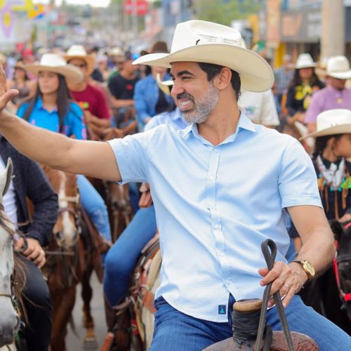 Cavalgada reúne 9 mil pessoas e abre comemorações dos 37 anos de Senador Canedo