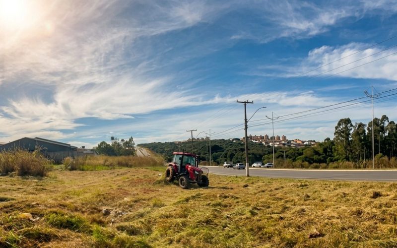 Prefeitura intensifica roçagem em bairros e avenidas de Senador Canedo