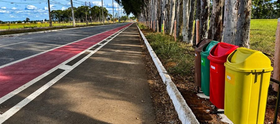 Avenida dos Eucaliptos recebe lixeiras para reforçar limpeza e conservação