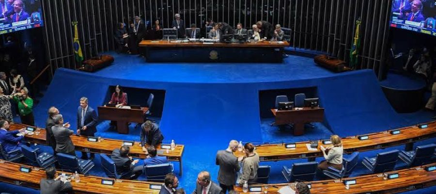PEC que propõe o fim da escala 6×1 tem votação adiada no Congresso