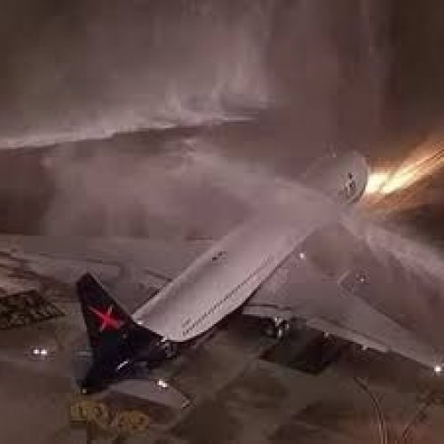Recepção com jatos d’água marca chegada da Seleção e simboliza tradição da aviação