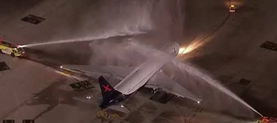 Recepção com jatos d’água marca chegada da Seleção e simboliza tradição da aviação