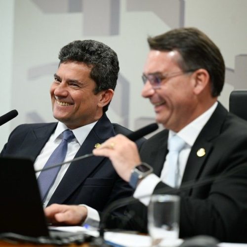 Flávio Bolsonaro se afasta de Ratinho Júnior e se aproxima de Sergio Moro