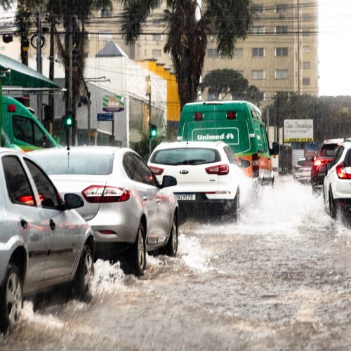 Goiás tem alerta de tempestades: semana começa com sol, calor e risco de chuvas fortes