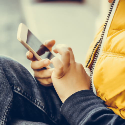 Austrália Aprova Lei Histórica que Proíbe Redes Sociais para Menores de 16 Anos com Multas de até R$ 200 Milhões