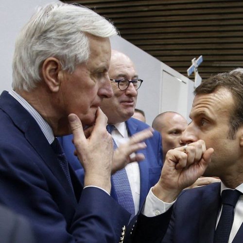 Deputados da França derrubam primeiro-ministro em união inédita entre esquerda e extrema direita