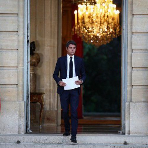 Crise Política na França: Parlamento Derruba Primeiro-Ministro Após Moção de Censura Inédita