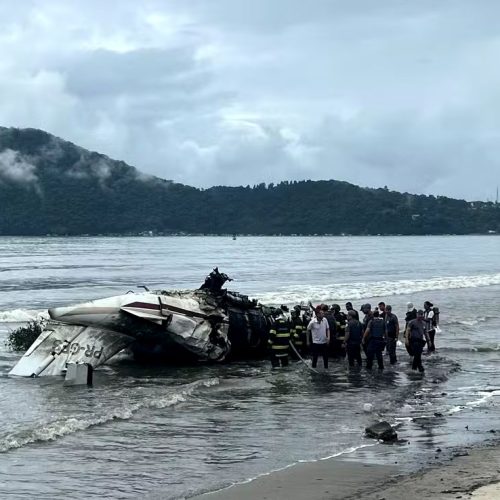 Avião de Pequeno Porte Explode em Praia de Ubatuba: Piloto Morre e Quatro Passageiros Sobrevivem