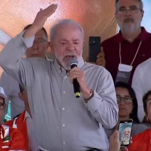 Lula anuncia produção nacional de vacina contra dengue em meio a possível troca na Saúde