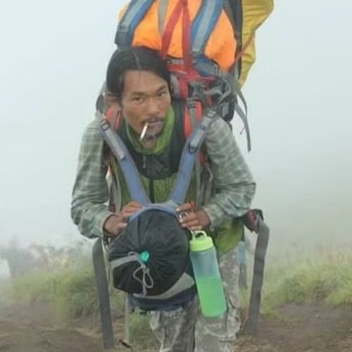 Herói do Rinjani: Alpinista passa madrugada segurando corpo de brasileira em penhasco até resgate
