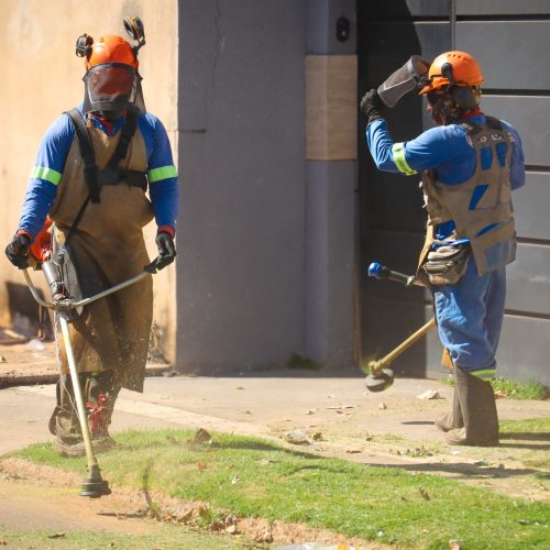Senador Canedo intensifica serviços de roçagem e tapa-buraco em diversos bairros