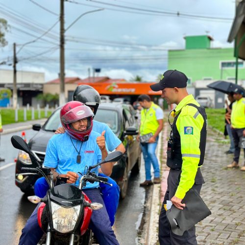 Blitz educativa orienta condutores sobre riscos no trânsito durante o período chuvoso
