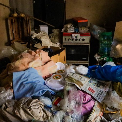 Ação integrada contra dengue realiza limpeza de imóvel no Jardim das Oliveiras