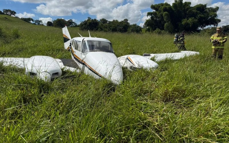 Avião de pequeno porte cai em Trindade e moradores salvam vítimas de incêndio