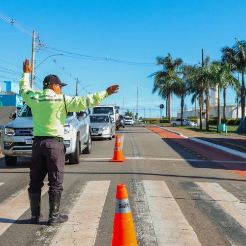 Blitz educativa reforça segurança no trânsito e oferece vacinação em Senador Canedo