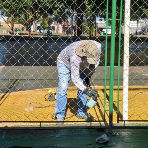 Jardim das Oliveiras recebe novo alambrado e inicia demarcação de quadra