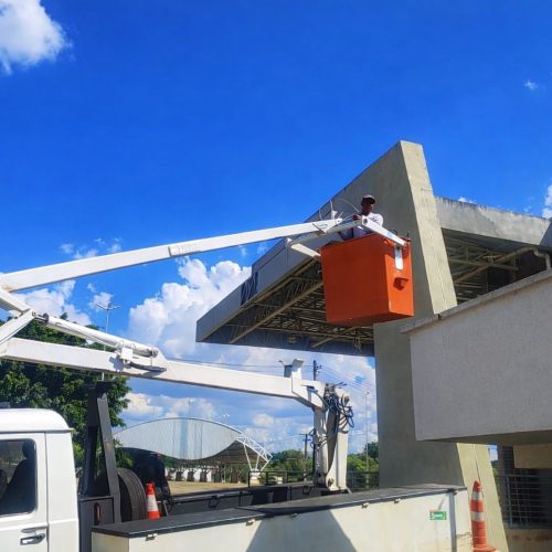 Praças e espaços públicos recebem melhorias e nova iluminação na cidade