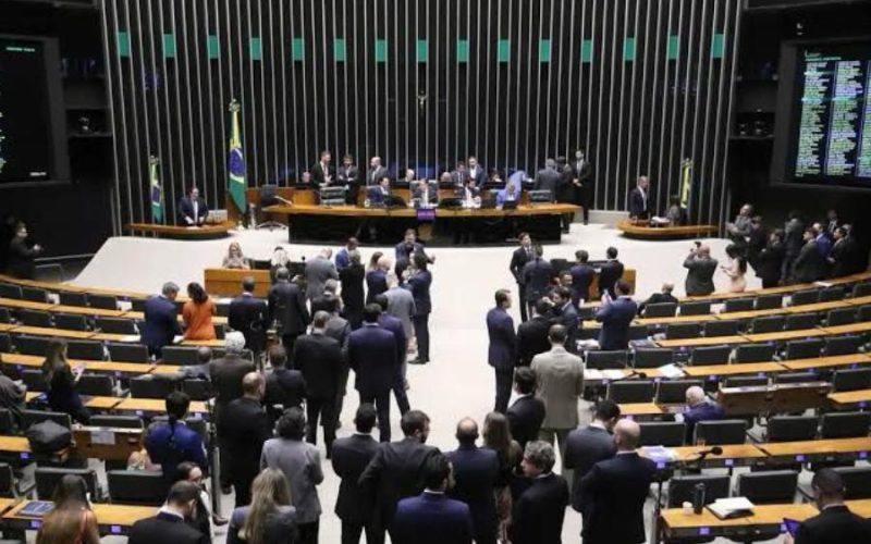 Câmara deve votar PEC que propõe fim da escala 6×1
