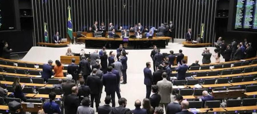 Câmara deve votar PEC que propõe fim da escala 6×1