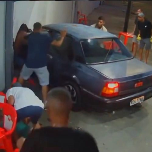 Motorista que atropelou três pessoas é linchado e segue em estado grave