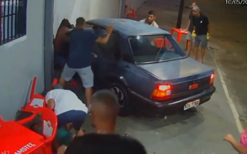 Motorista que atropelou três pessoas é linchado e segue em estado grave